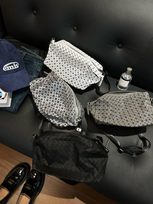 新包包來啦！SADDLE BAG相機包！超酷立體方形設計，男女皆可，單肩斜挎都超帥的！