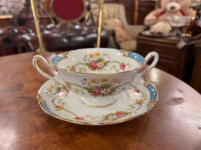 英國古董Shelley Dubarry 藍色鑲邊花卉捲葉花飾細骨瓷雙耳湯杯盤組『也可作爲拿鐵杯』#224113