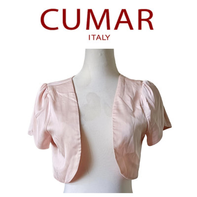 都會名牌~【CUMAR】粉膚色緞面外搭小外套~FA-5