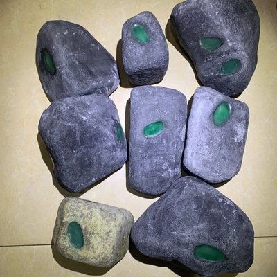 私家珍藏 滿綠翡翠原石以開窗 200公斤 手鐲料 2公斤起賣 隨機發凌雲閣擺飾 促銷
