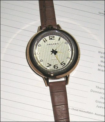 38mm 正韓 JULIUS 飾品手錶 穿搭女錶 咖啡色壓紋真皮錶帶 數字+點鑽 立體錶面設計 生日 情人節 女生禮物