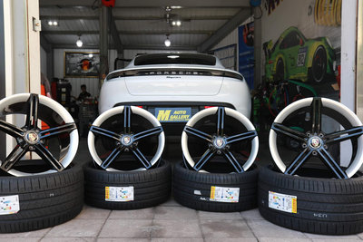Porsche Taycan新車 21吋鍛造Mission E 訂製鋁圈+原廠認證倍耐力輪胎 防刮材質處理加雙色搭配車頂施作黑色犀牛皮
