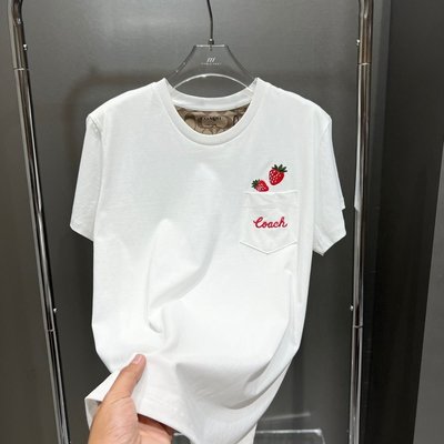 【King女王代購】COACH蔻馳23年寇家夏季新款女士經典標志草莓繡花圓領短袖T恤