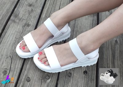 Lo流行女鞋 ~ 簡易時尚☆:: 休閒個性雙寬帶厚底涼鞋