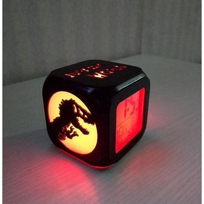 現貨：侏羅紀公園3D立體小鬧鐘創意LED小燈電子鐘頭鍾臥室氣氛-來可家居