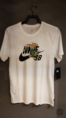 POMELO柚 Nike AS M SB Tee Year Of The Dog 白 風獅爺 短T AR3999-100