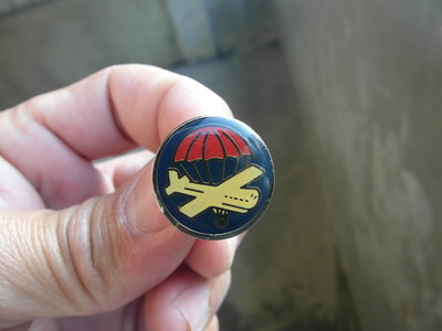 早期國軍---中國傘兵紀念徽章---直徑2公分