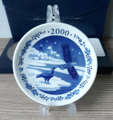 丹麥皇家哥本哈根ROYAL COPENHAGEN 2000年千禧年迷你紀念盤，含原包裝售1200元。