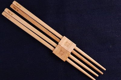 台灣檜木筷子(含檜木筷枕)組合：筷子上有檜字樣和台灣