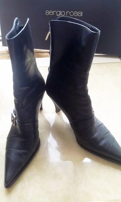 義大利頂級精品鞋SERGIO ROSSI 深黑小羊皮金屬釦環尖頭高跟中長靴(原價四萬多)