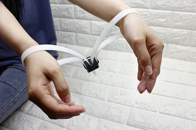 [01] 束帶 手銬 附 專用鑰匙 白 管束帶 約束帶 塑膠手銬 警用手銬 束線帶 紮帶 綁帶 綁繩 綑綁 生存遊戲