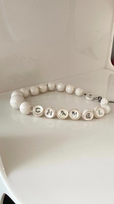 （W33） 週日上新✨ N2V✨VINTAGE✨極品美物✨ CHANEL香奈兒白色壓克力珍珠字母項鍊