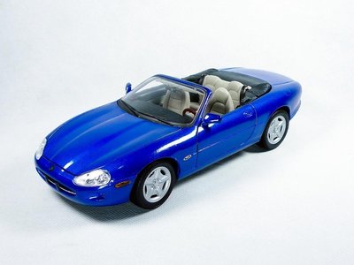 1/18 JAGUAR XK8 CONVERTIBLE 1996 藍 〈 Maisto 〉