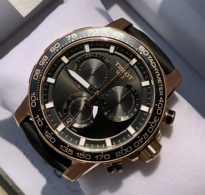 TISSOT Supersport Chrono玫瑰金色框黑色面錶盤 黑色皮革錶帶 石英 三眼計時 男士手錶 T1256173605100 天梭腕錶