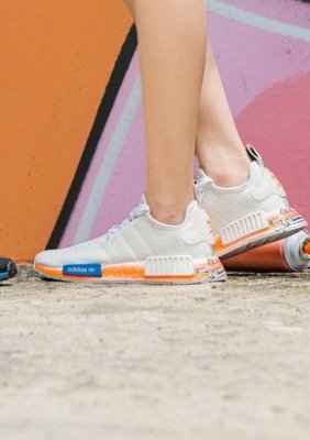 (smart)Adidas愛迪達 NMD R1 Boost 新款 白橘 涂鴉 潮流 訓練 慢跑潮鞋 情侶潮鞋 FV7852
