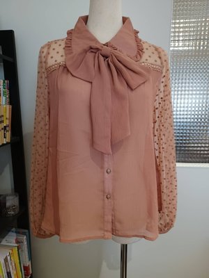 LIZ LISA ♥日本品牌♥ 粉橘素面 拼接點點透膚雪紡 長袖上衣