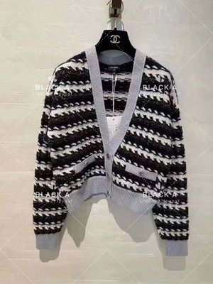 【BLACK A】Chanel 22B秋冬新款 黑白條紋羊毛拼接粉藍邊編織毛呢外套 價格私訊