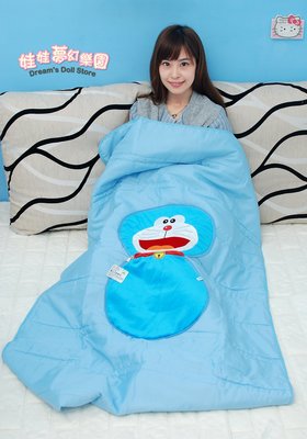 哆啦a夢毛毯 兩用被 懶人毯 涼被 哆啦a夢抱枕毯 小叮噹二用被 毯子 被子 嬰兒毯 毯被 交換禮物