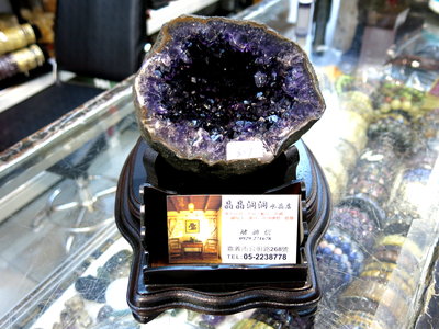 [[晶晶洞洞]]高檔烏拉圭紫水晶洞.重3.07公斤.名片底座