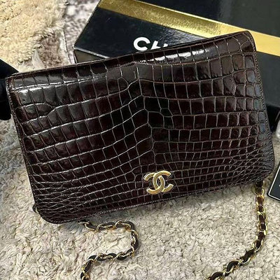 全配Chanel vintage 棕色鱷魚皮翻蓋金扣woc信封包。配件齊全，價格很好