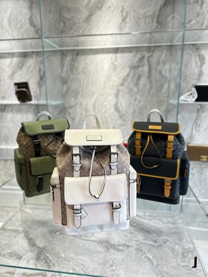 【一品香包】新品COACH 印花雙肩包後背包 多功能槽能放置小物品 翻蓋搭扣與抽繩結合