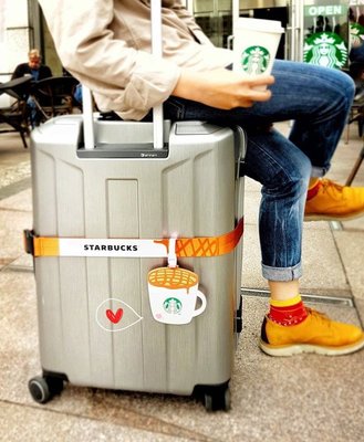 全新正版限量星巴克焦糖瑪奇朵行李掛牌和束帶組 行李吊牌 行李束帶Starbucks 含外盒