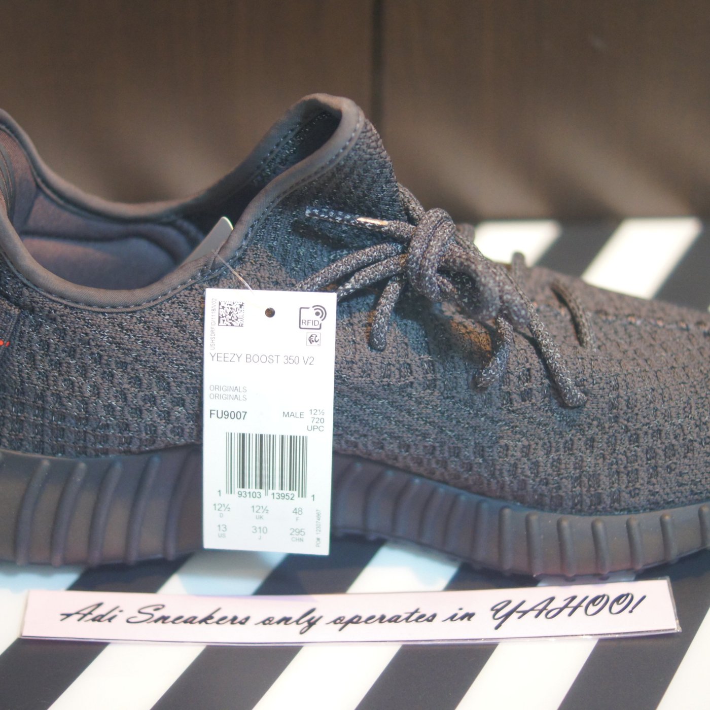 yeezy boost 350 black Men's Footwear Carousell Hong Kong