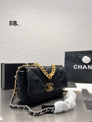 19系列包包可以說是Chanel兩個時代的見證，由老佛爺與現任創意總監Virginie Viar NO68728