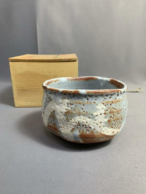 日本志野燒、鼠志野茶碗、抹茶碗，手工制作，陶制掛釉，釉水肥厚