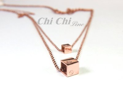 【現貨】Chi Chi鈦鋼玫瑰金方塊雙層雙墬鎖骨鍊-EB026