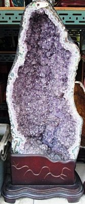 【免運】巴西天然大紫水晶洞(69.8公斤)含木座，高97公分，寛44公分，天然淺紫，面寛又高，咬四方錢財，化解大面積煞氣
