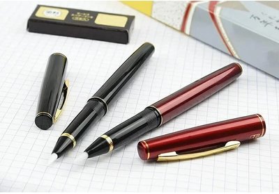 日本 Kuretake吳竹 鋼筆型卡式萬年毛筆小楷(可換墨水管 附三支卡水)二色筆桿可選 DT140-13C DT141