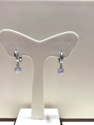白K金鋯石耳環，六爪單鑽簡易扣款式，簡單耐看款式適合平時配戴，超值優惠價2380