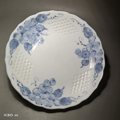 日本回流瓷器 光峰玲瓏盤手繪青花葡萄浮雕葵口圓盤。