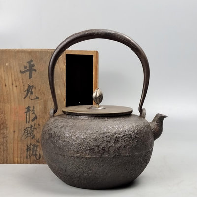 。京都平安光玉堂造日本鐵壺。平丸形，純銀摘，提