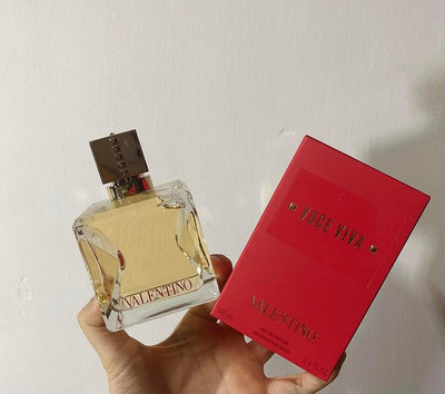 華倫天奴voce viva女士濃香水100ml 新香以優雅的透明玻璃瓶，并帶有標志性的Valentino r NO4253