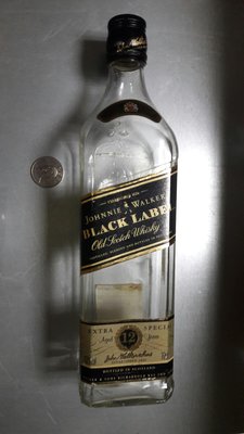 031 （收藏）（早期）（酒相關）Johnnie Walker Black Label 約翰走路威士忌 空酒瓶 0.7公升玻璃上部有微突 膠帶黏痕 品相如圖