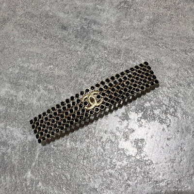 Chanel  黑鑽金色logo髮夾  《精品女王全新&amp;二手》