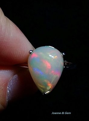 蛋白石戒指(Opal) ~衣索匹亞頂級蛋白石，全淨體明顯的紅、藍、綠火光 (女戒)-輕珠寶