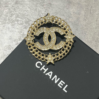 Chanel 胸針 別針 淡金鑲鑽logo 珍珠星星 《精品女王全新&amp;二手》