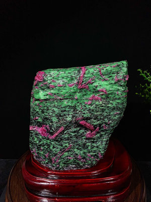 原石擺件 奇石擺件 天然紅綠寶原礦石擺件，紅寶石晶體點綴在綠色的黝簾石上，顏色鮮艷。帶座高27×21×16公分 重18公斤  編號350039