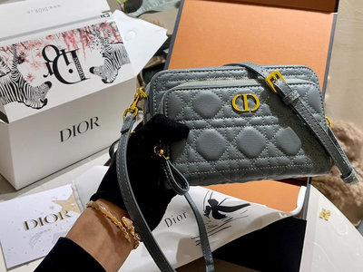 【二手包包】皮  官網飛機箱Dior 新品 Caro 雙層相機包 手袋采用 小羊皮革精心制作，以標志性的藤格 NO211648