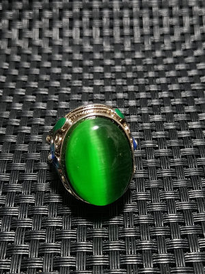鄉下老奶奶家里淘來的一枚老銀鑲嵌綠貓眼石戒指  品相如圖 虧