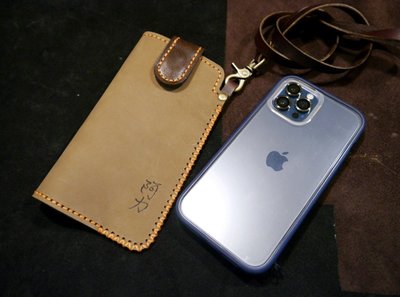 KH手工皮革工作室 MIT全牛皮iPhone14 ProMax iPhone15 ProMax 頸掛帶手機皮套 手機包