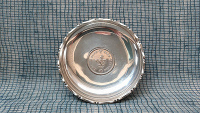 銀蓋置、銀皿、首飾皿，Wai Kee（香港惠記集團）、Sterling silver，香港壹圓硬幣（背面皇后像），直徑、高各約7.5、0.6公分，重約28公克。