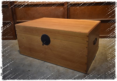 ^_^ 多 桑 台 灣 老 物 私 藏 ----- 圓銅鎖的台灣老肖楠木箱