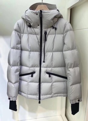 《巴黎拜金女》MONCLER 2018新款滑雪系列顏色氣質厚實保暖連帽羽絨外套
