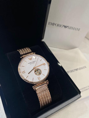 EMPORIO ARMANI 水鑽圈 小鏤空白色錶盤 玫瑰金色不鏽鋼編織錶帶 女士 自動機械錶 AR60063