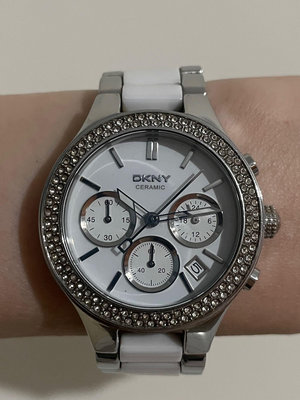 『二手』DKNY 手錶 #剛到寶島鐘錶換新電池🔋 不銹鋼間陶瓷大錶盤 石英錶 時尚鑲鑽休閒女錶