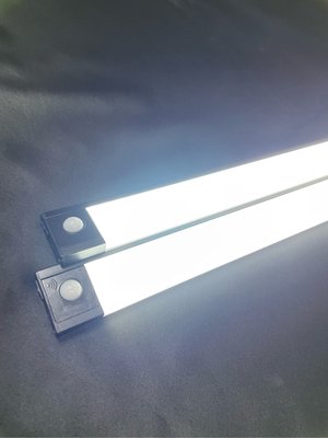 超薄大光源 USB充電磁吸式 輕巧LED感應燈 黑色(40CM) 白光